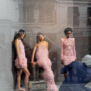 Balmain volta a inovar na apresentação da sua nova coleção