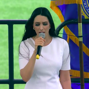 Marina Elali é a primeira artista brasileira a cantar hino nacional americano em cerimônia do FBI, em Miami