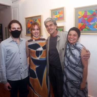 Arte em Cor marcam a vernissage da exposição Interseções Existenciais do artista plástico Léo Moreira na Caza Artha da Gávea
