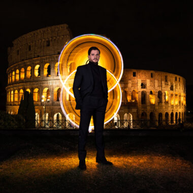 Salma Hayek e Kit Harington usam Saint Laurent em eventos