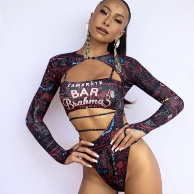 Amir Slama desenvolve camisetas exclusivas para o Camarote Bar Brahma e para Sabrina Sato