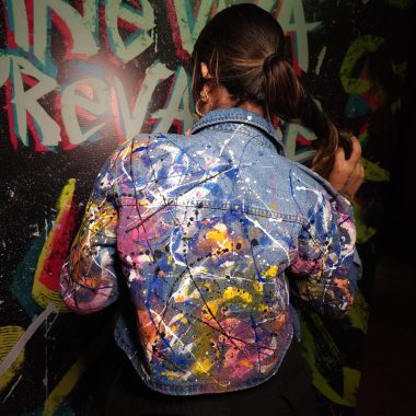 Riachuelo coloca à venda jaquetas exclusivas e personalizadas pelo grafiteiro Tiago Mordix