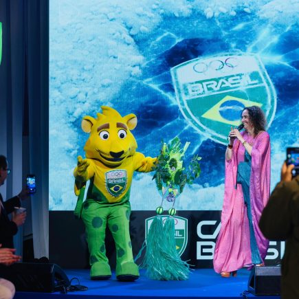 Alessa desfila “Rio Fashion Show” nos Jogos Olímpicos de Inverno com atletas e time do COB como modelos na passarela em Milão.