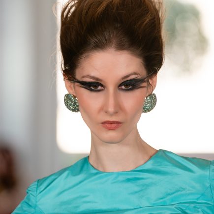 Alta-Costura de Paris: coques esculturais, olhos conceituais e dourado marcam a temporada